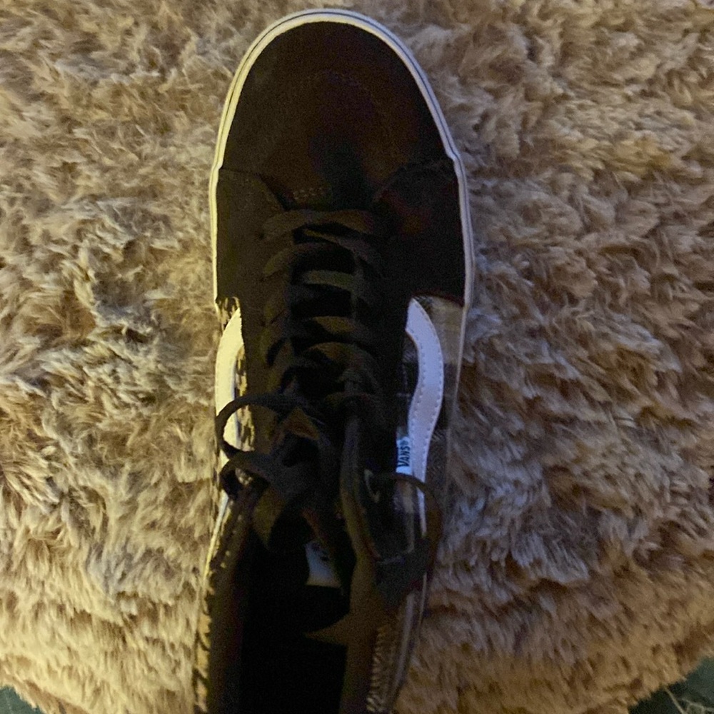 Vans like new, 9.5 hardly worn can be UNISEX